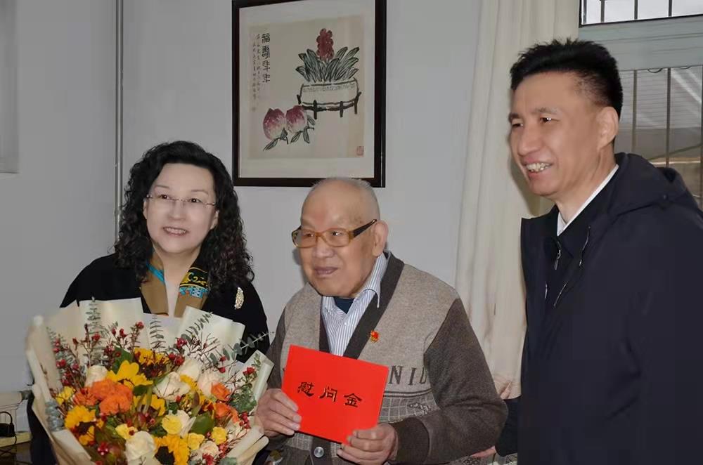 濟(jì)南產(chǎn)發(fā)集團(tuán)黨委副書記、總經(jīng)理黃蓓走訪慰問(wèn)離休老干部、老黨員